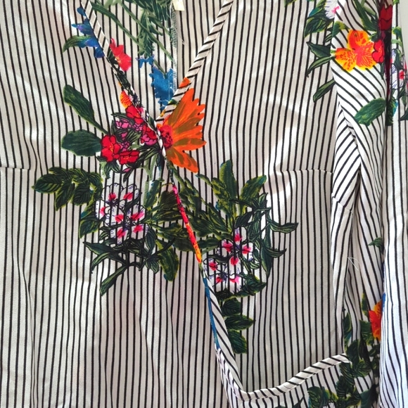 Floral Stripes  Black White Woman Shirt Blouse Top Size S Truth V-Neck LS - Picture 10 of 13